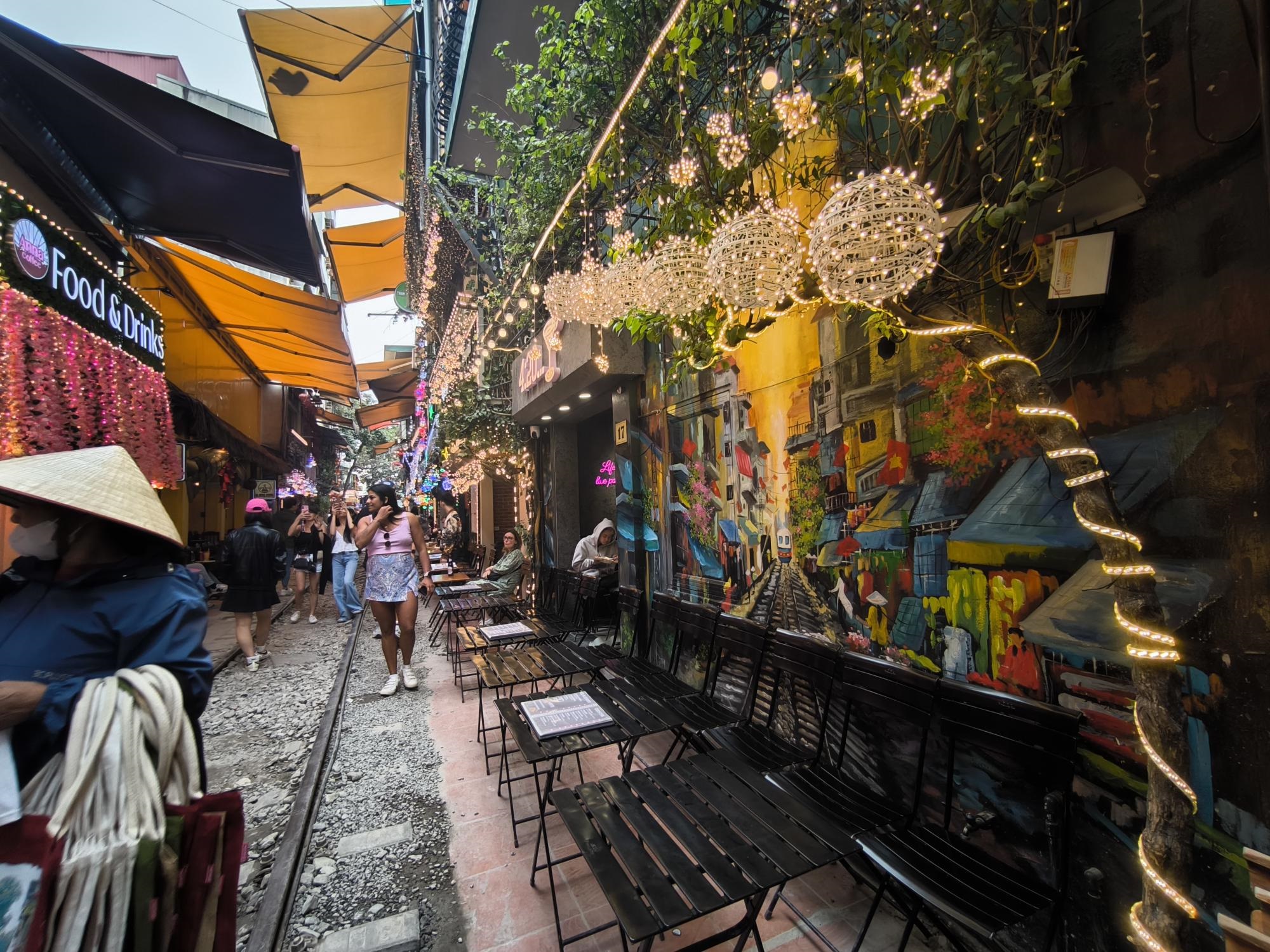 話題のハノイ「トレインストリート」到着